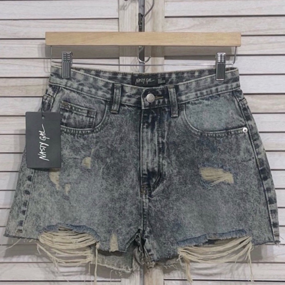 NWT Nasty Gal Rip ‘Em Off Distressed Denim Shorts Size 6 PRICE FIRM